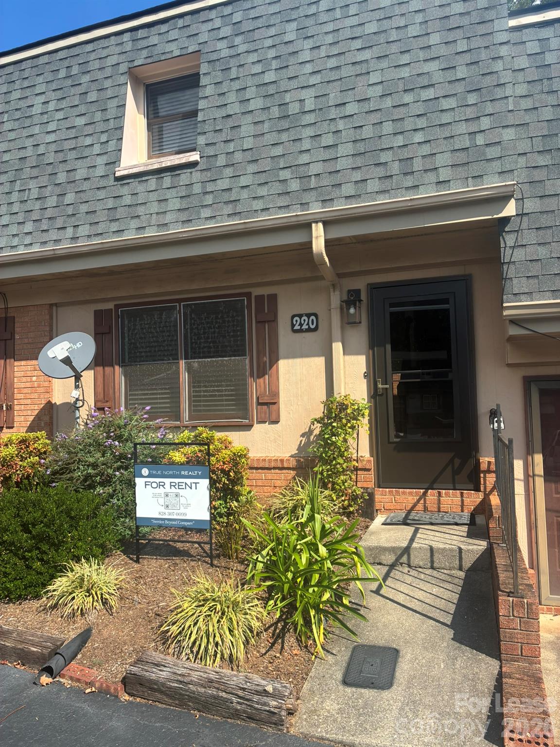 Townhouse at 220 14th Avenue SE, Hickory, photo 19 of 23
