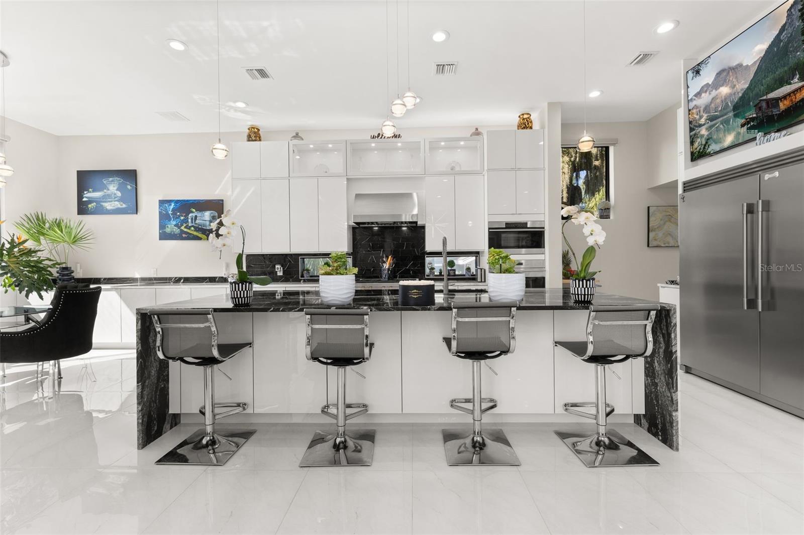 Featuring waterfall island - 12620 S LAKE SAWYER LN, WINDERMERE