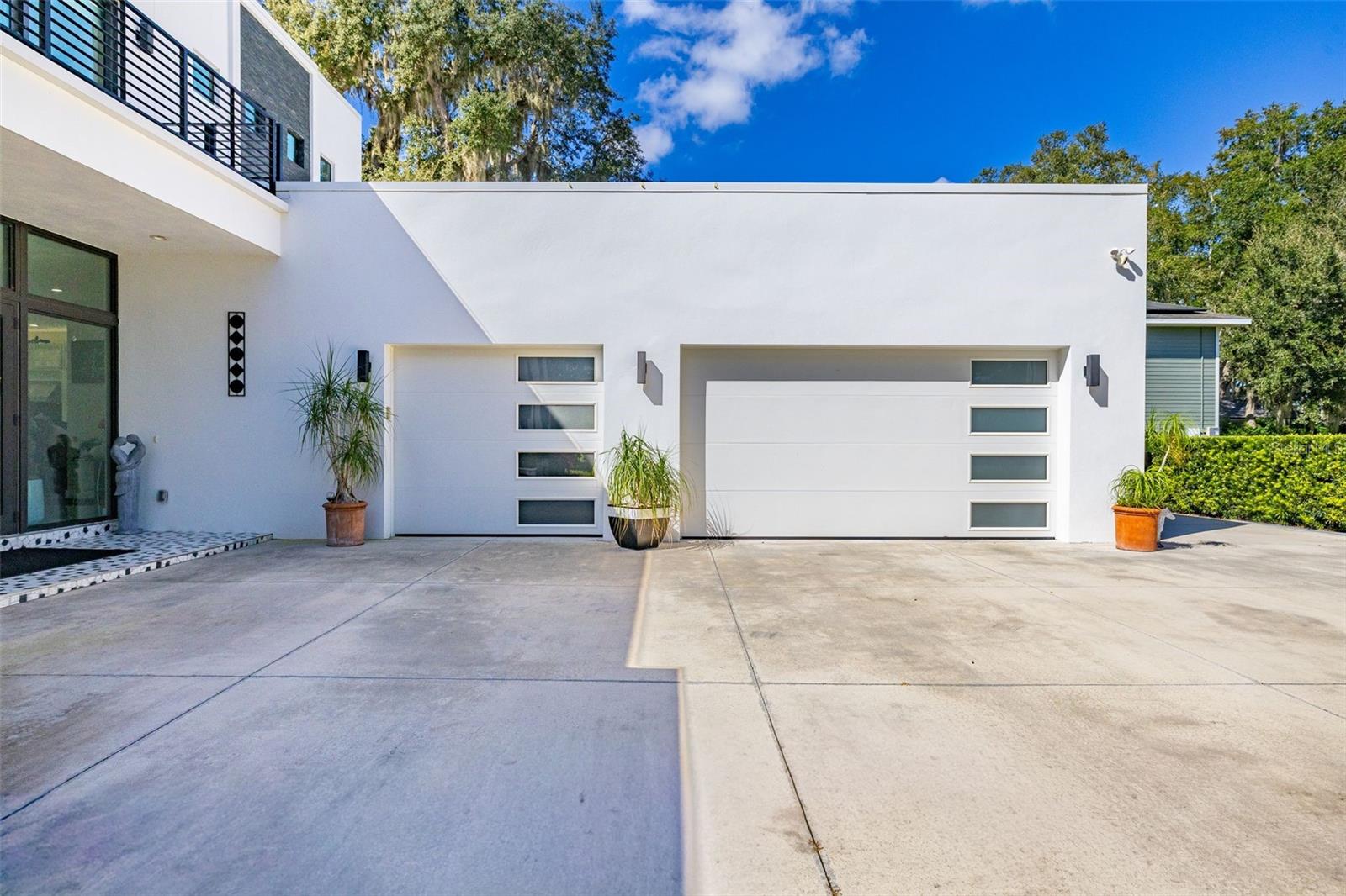Triple garage with Rhino storage shelves - 12620 S LAKE SAWYER LN, WINDERMERE
