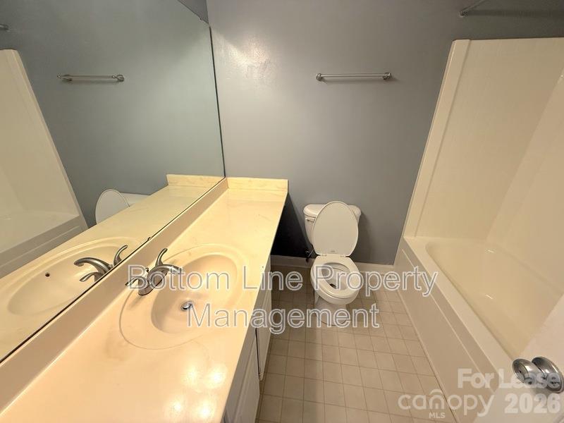 Condominium at 1218 Green Oaks Lane, Charlotte, photo 10 of 14