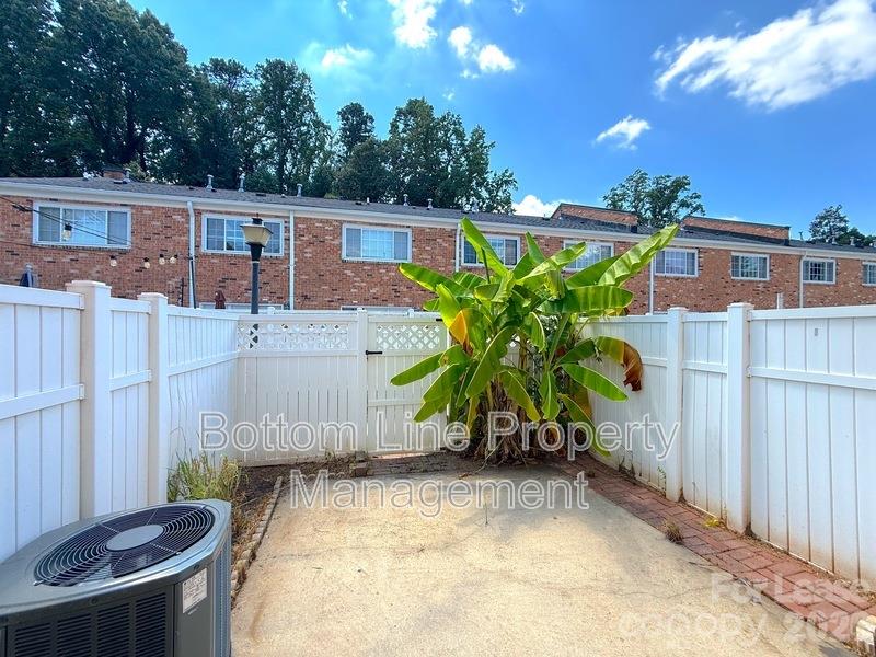 Condominium at 1218 Green Oaks Lane, Charlotte, photo 13 of 14