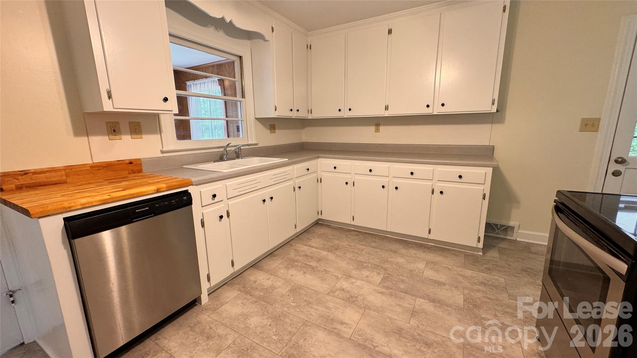 Single Family Residence at 690 Brookdale Drive, Statesville, photo 13 of 19