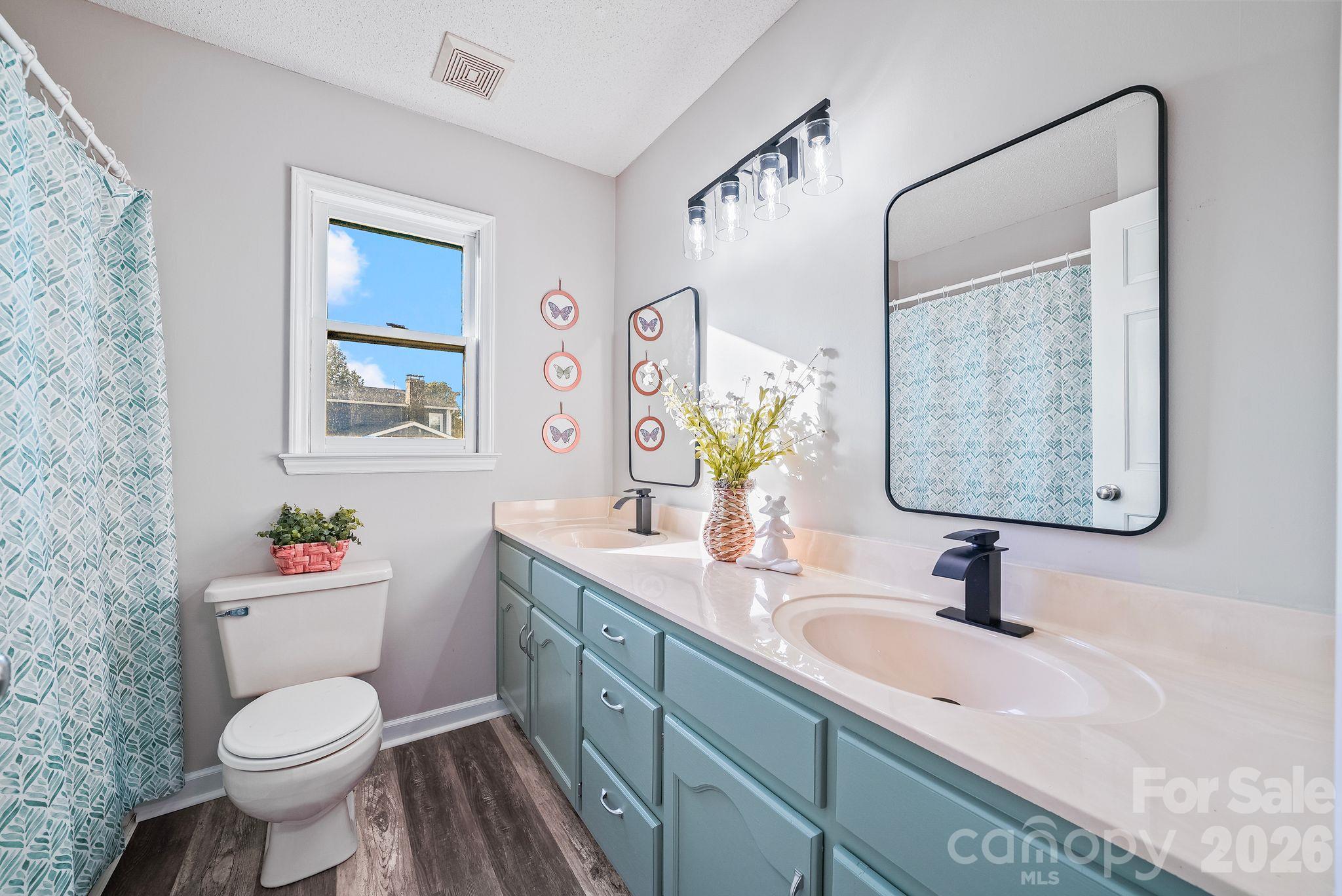 Guest Bath upstairs - 5976 Gold Creek Estate Drive, Hickory