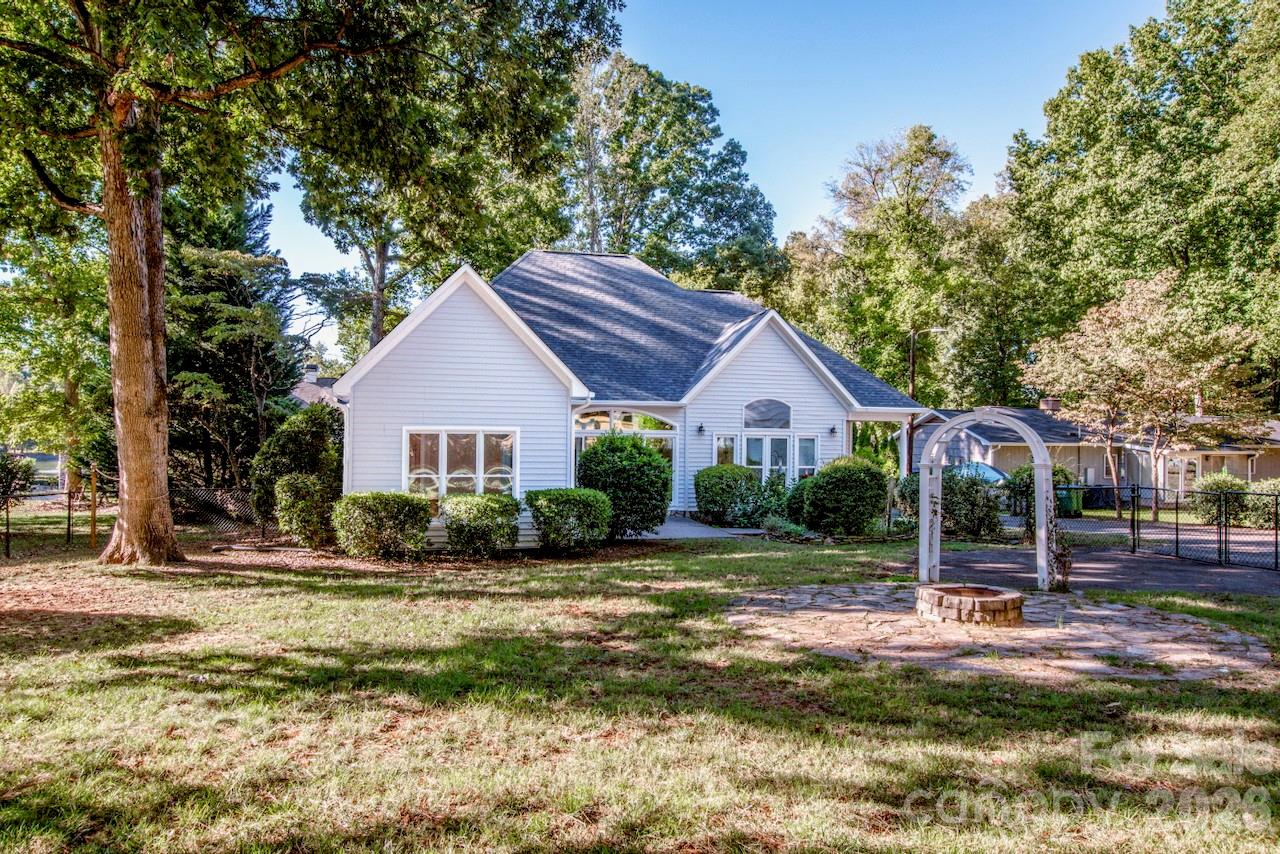 Large, flat .46 acre lot and fully fenced back yard - 351 Catalina Drive, Mooresville