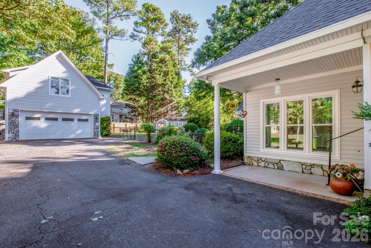 Oversized 2 car detached garage with a 2nd living quaters - 351 Catalina Drive, Mooresville