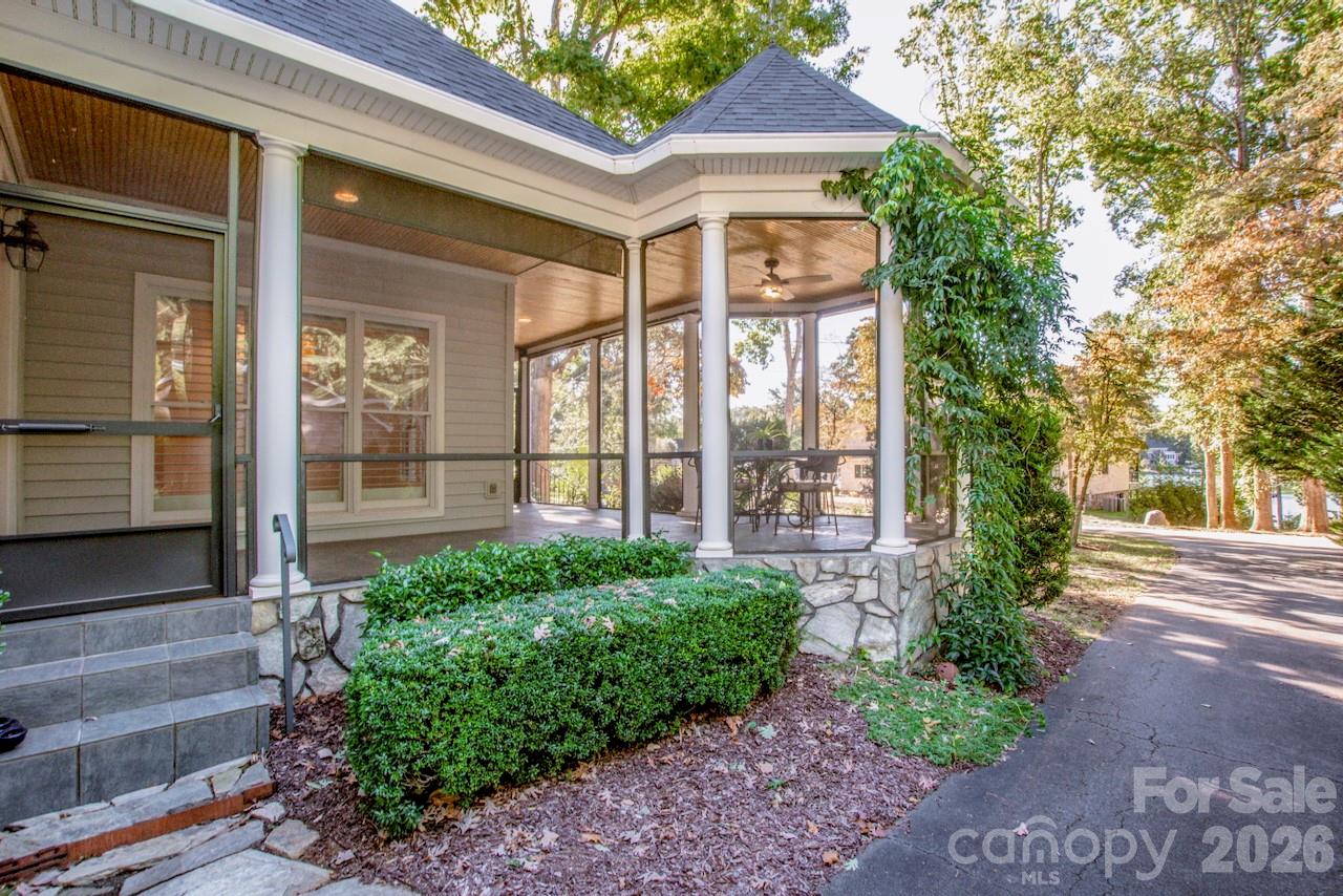 338 sq feetof screened in porch - 351 Catalina Drive, Mooresville