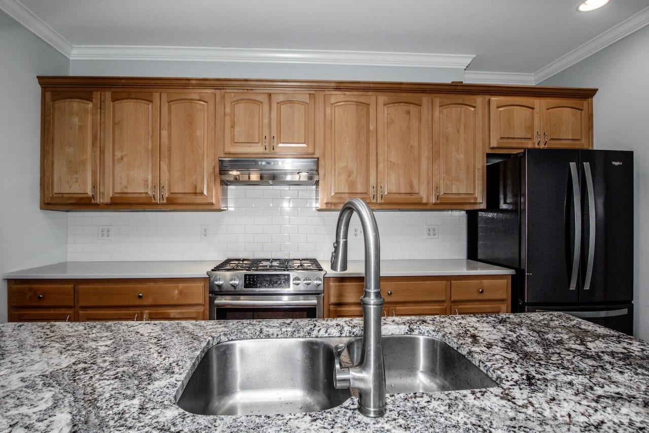 Center island with sink - 351 Catalina Drive, Mooresville