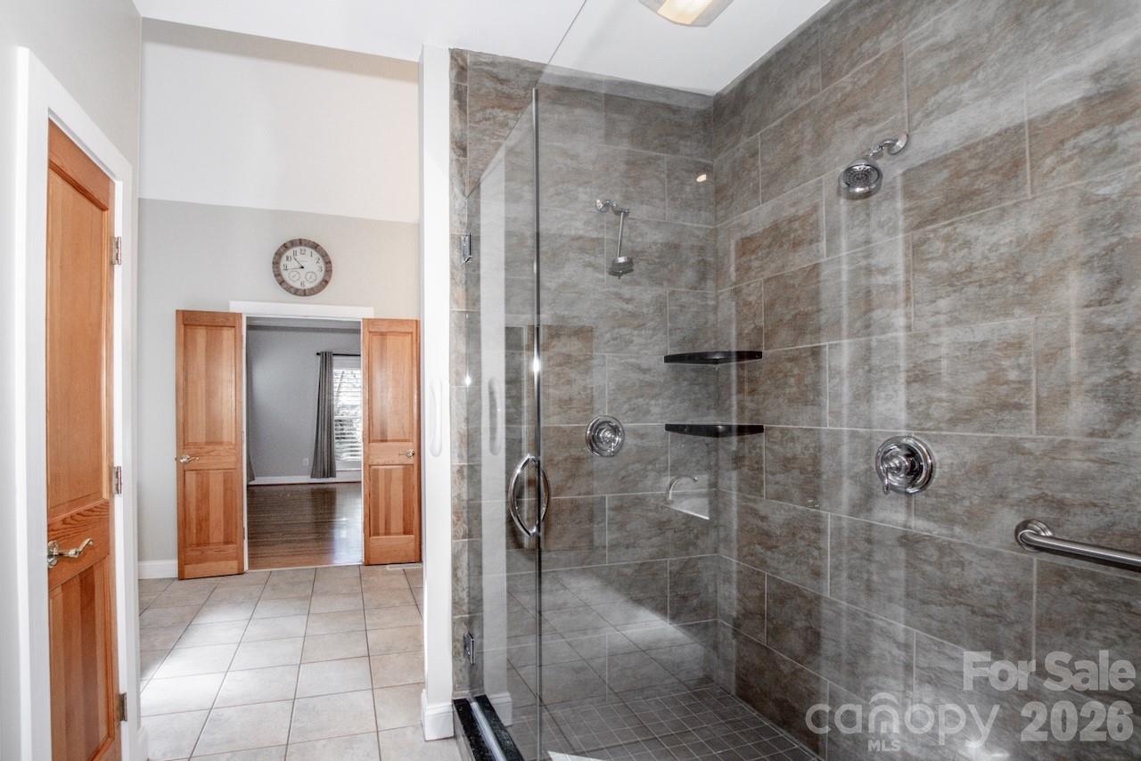 Beautifully tiled shower with bench seating - 351 Catalina Drive, Mooresville