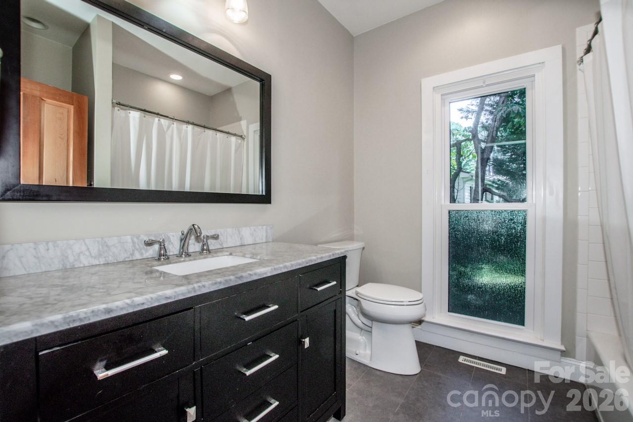 Secondary bedrooms share full bath with tub/shower - 351 Catalina Drive, Mooresville