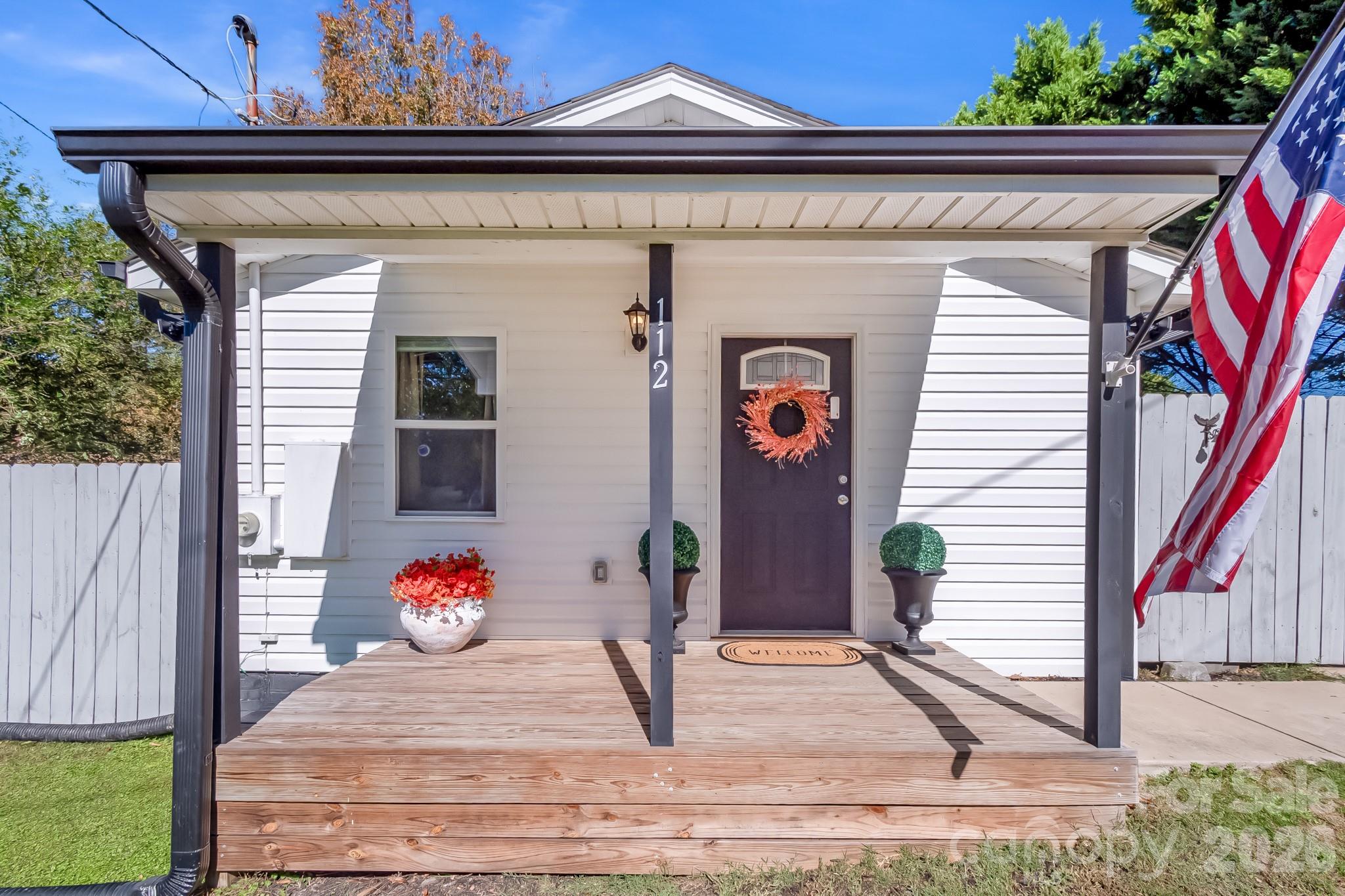 Inviting Front Porch - 112 W Poplar Street, Stanley
