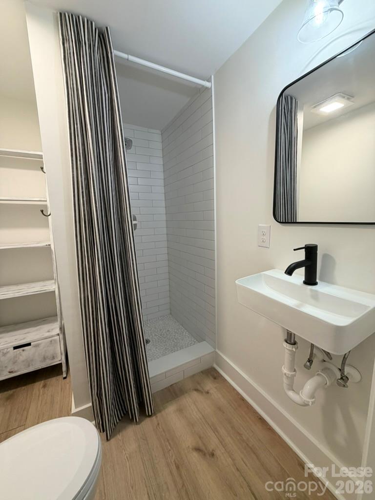 Full Bath Hall - 353 Kelly Street, Statesville