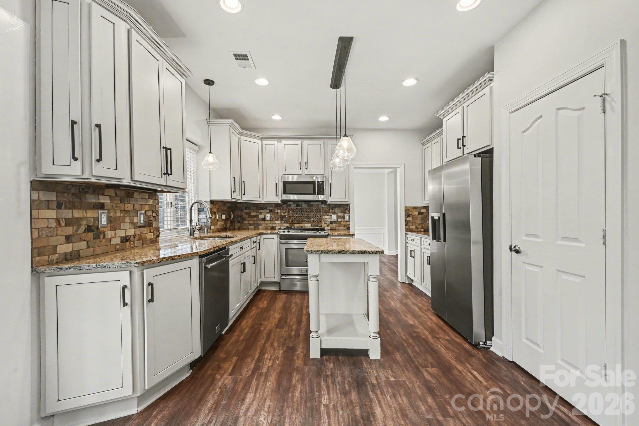 Single Family Residence at 5805 Swanston Drive, Charlotte, photo 11 of 32