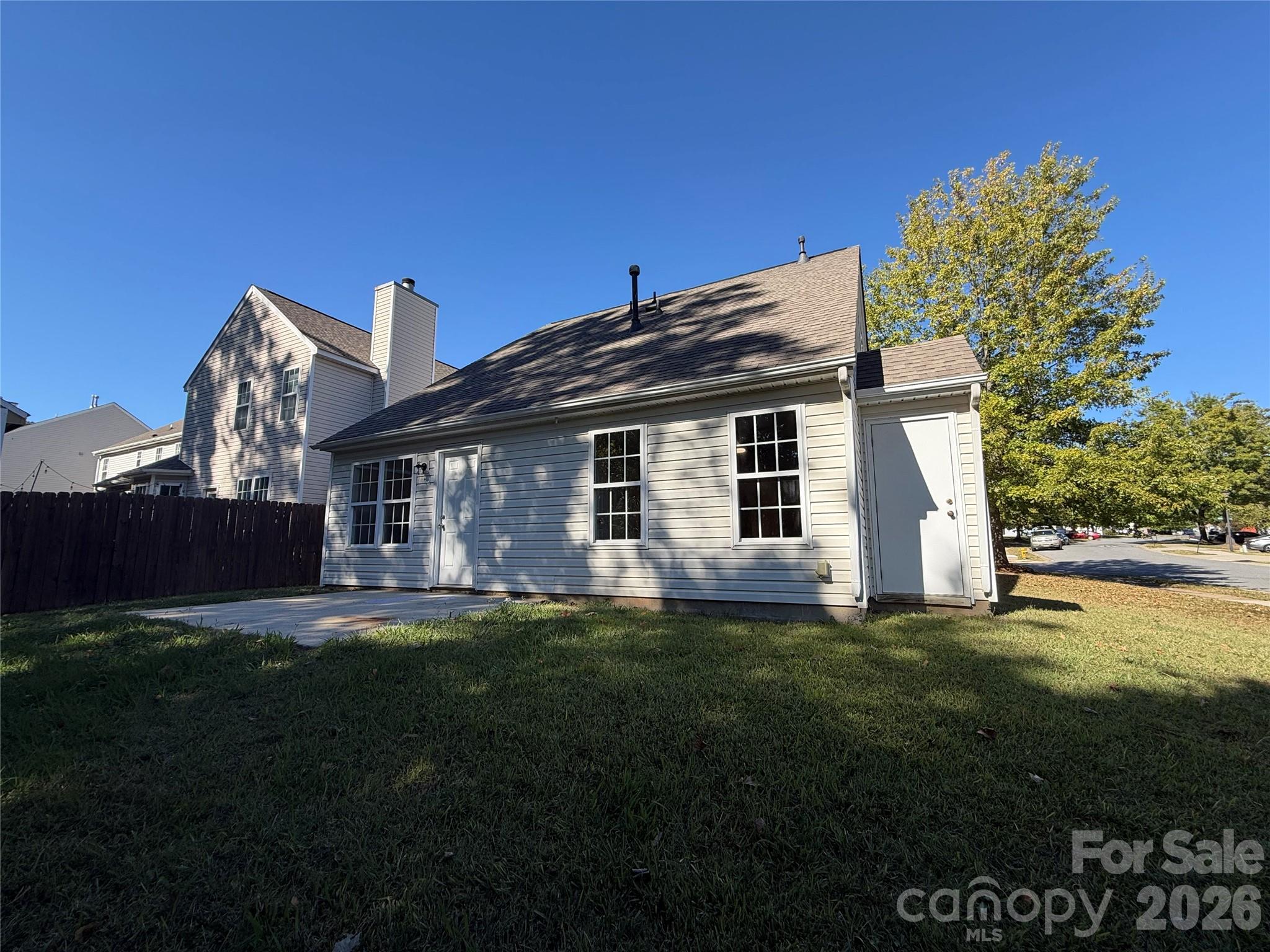 Single Family Residence at 8603 Berrybrook Lane, Charlotte, photo 5 of 17