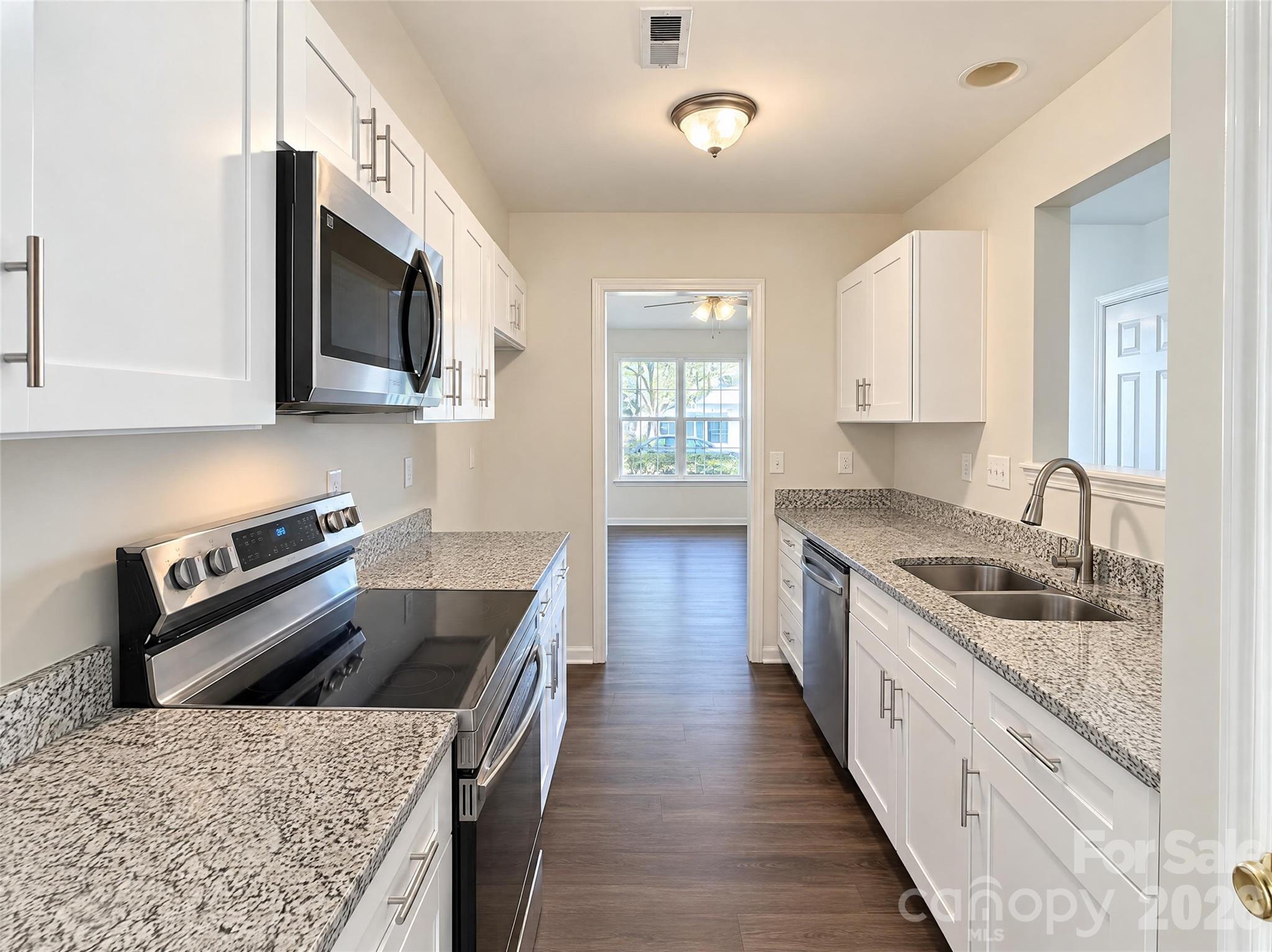 Single Family Residence at 8603 Berrybrook Lane, Charlotte, photo 6 of 17