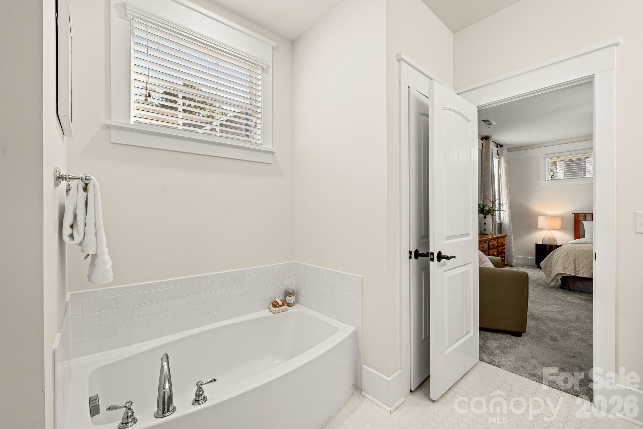 Single Family Residence at 908 Millbrook Road, Charlotte, photo 20 of 30