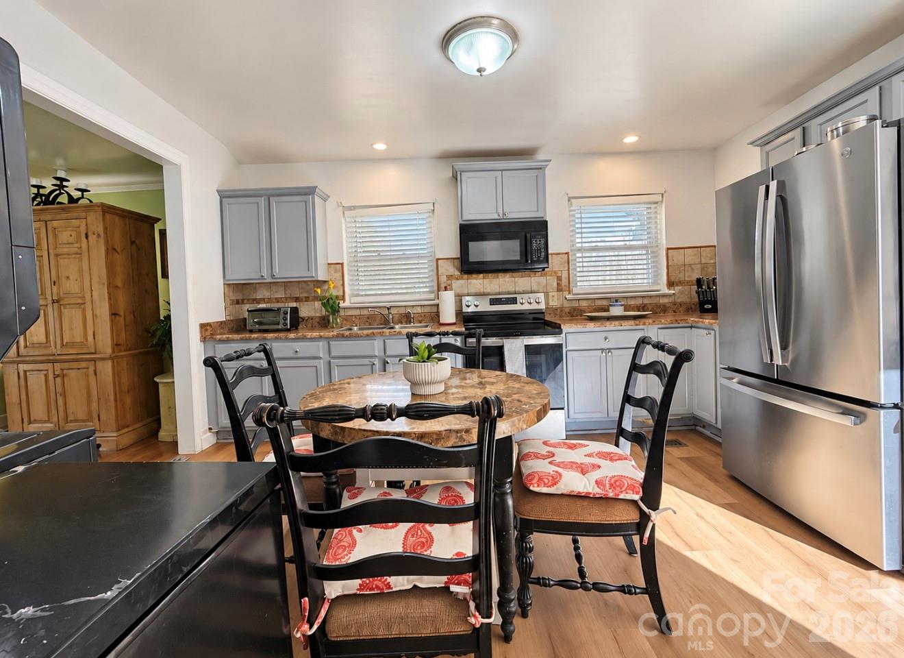 Single Family Residence at 4310 Dinglewood Avenue, Charlotte, photo 3 of 18