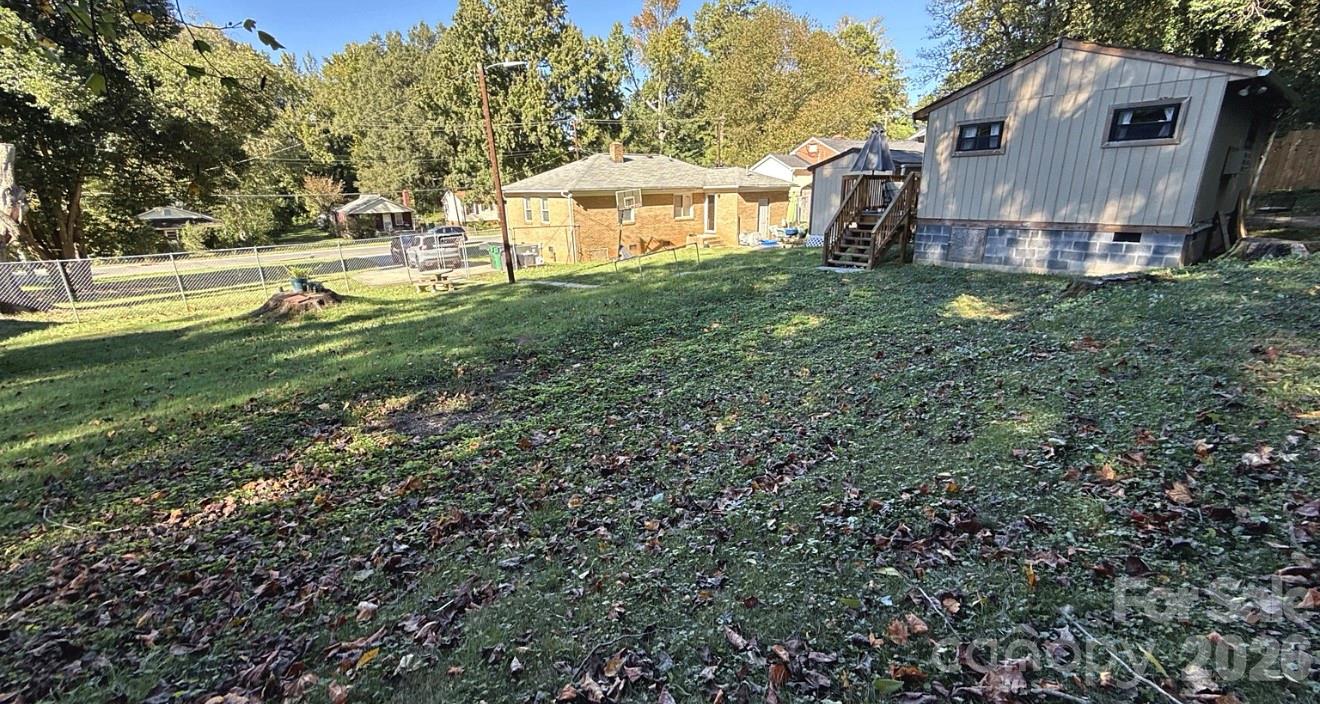 Single Family Residence at 4310 Dinglewood Avenue, Charlotte, photo 17 of 18