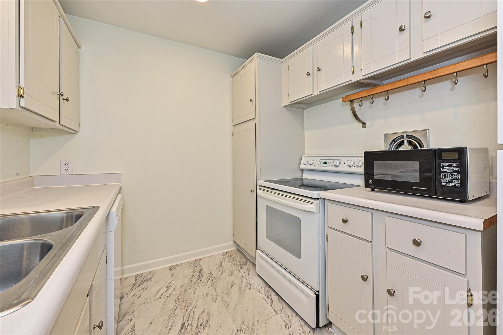 Condominium at 1323 Queens Road, Charlotte, photo 19 of 23