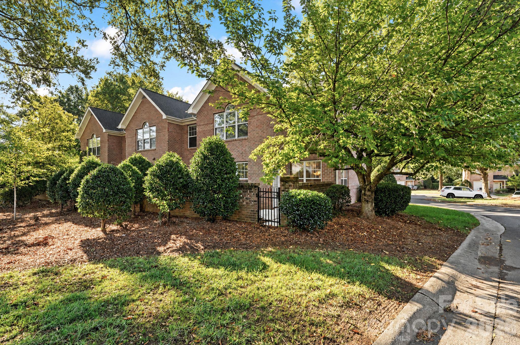 Townhouse at 4766 Hunter Crest Lane, Charlotte, photo 31 of 35
