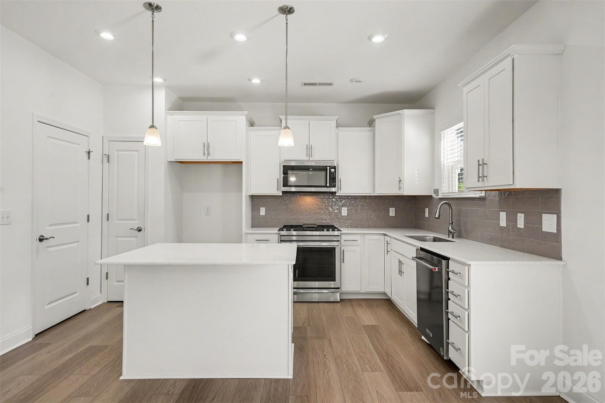 Single Family Residence at 19221 Yellow Birch Drive, Charlotte, photo 9 of 28