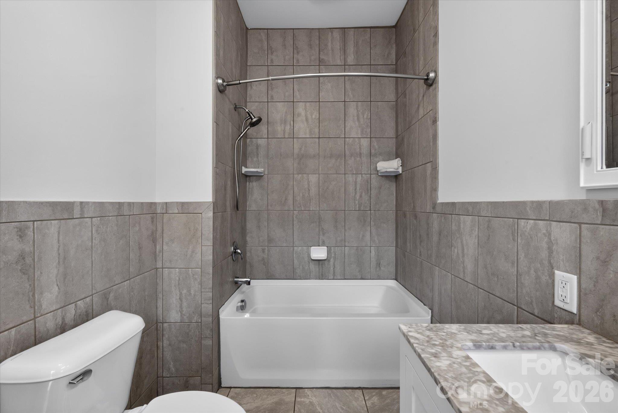 Shower + Tub Primary - 233 Florence Street, Rock Hill