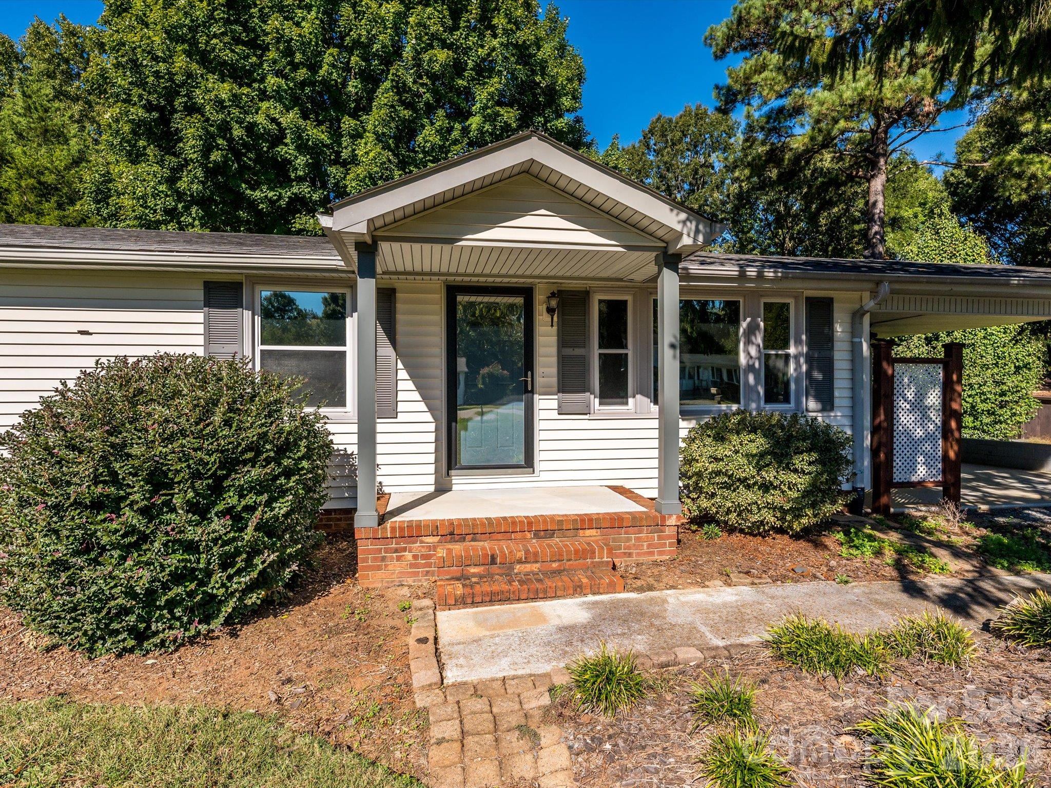 Single Family Residence at 3714 Fieldcrest Circle NW, Concord, photo 2 of 27
