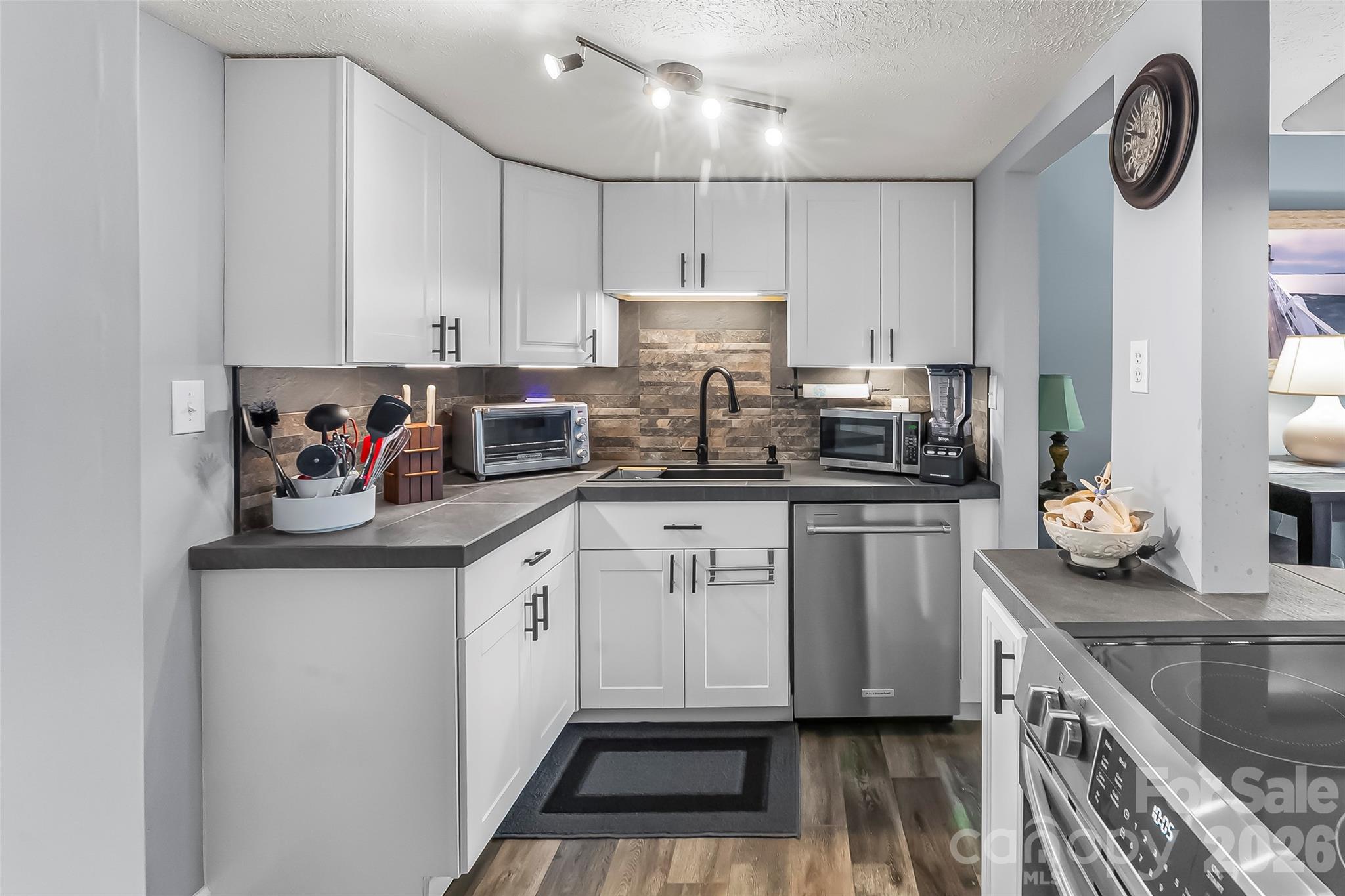 Condominium at 1050 21st Avenue, Hickory, photo 11 of 24