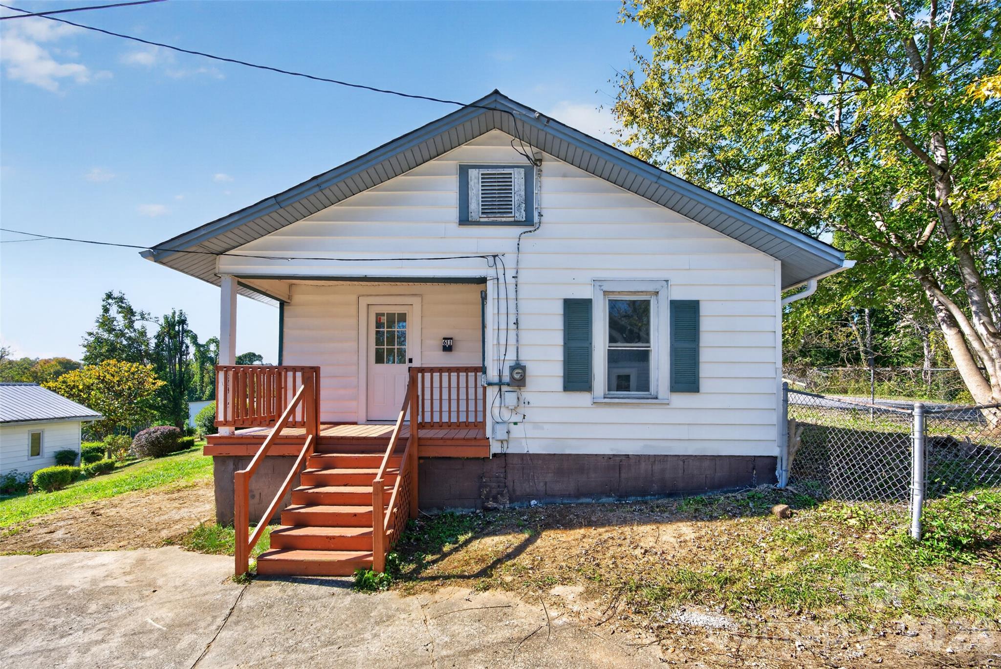 Single Family Residence at 611 Center Street, Lenoir, photo 4 of 17