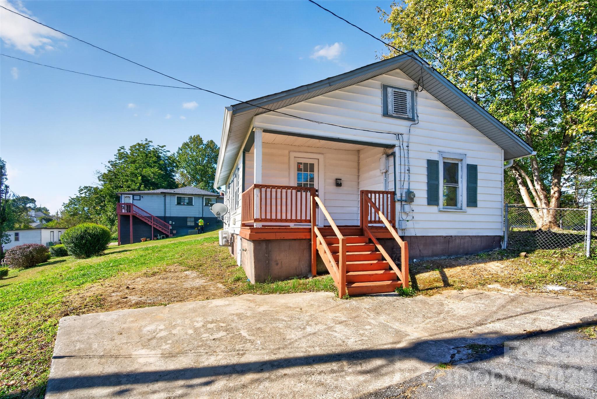 Single Family Residence at 611 Center Street, Lenoir, photo 5 of 17