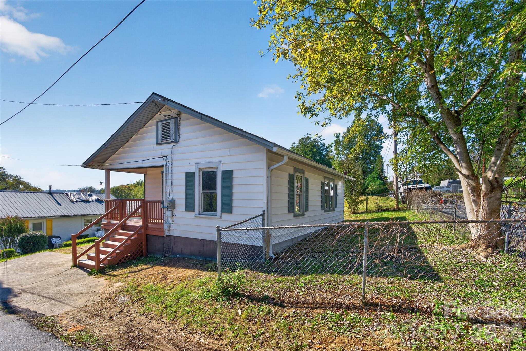 Single Family Residence at 611 Center Street, Lenoir, photo 6 of 17