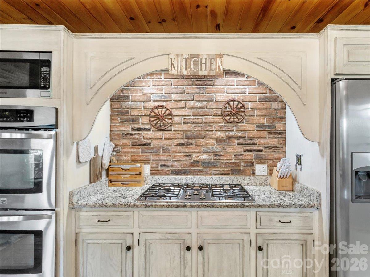 Kitchen with gas range - 179 River Walk Drive, Burnsville