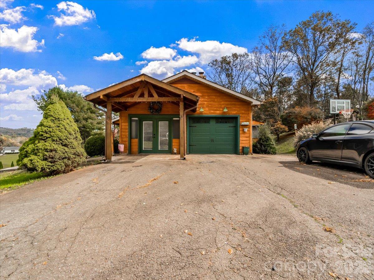 Attached 1 car garage and mudroom entrance - 179 River Walk Drive, Burnsville