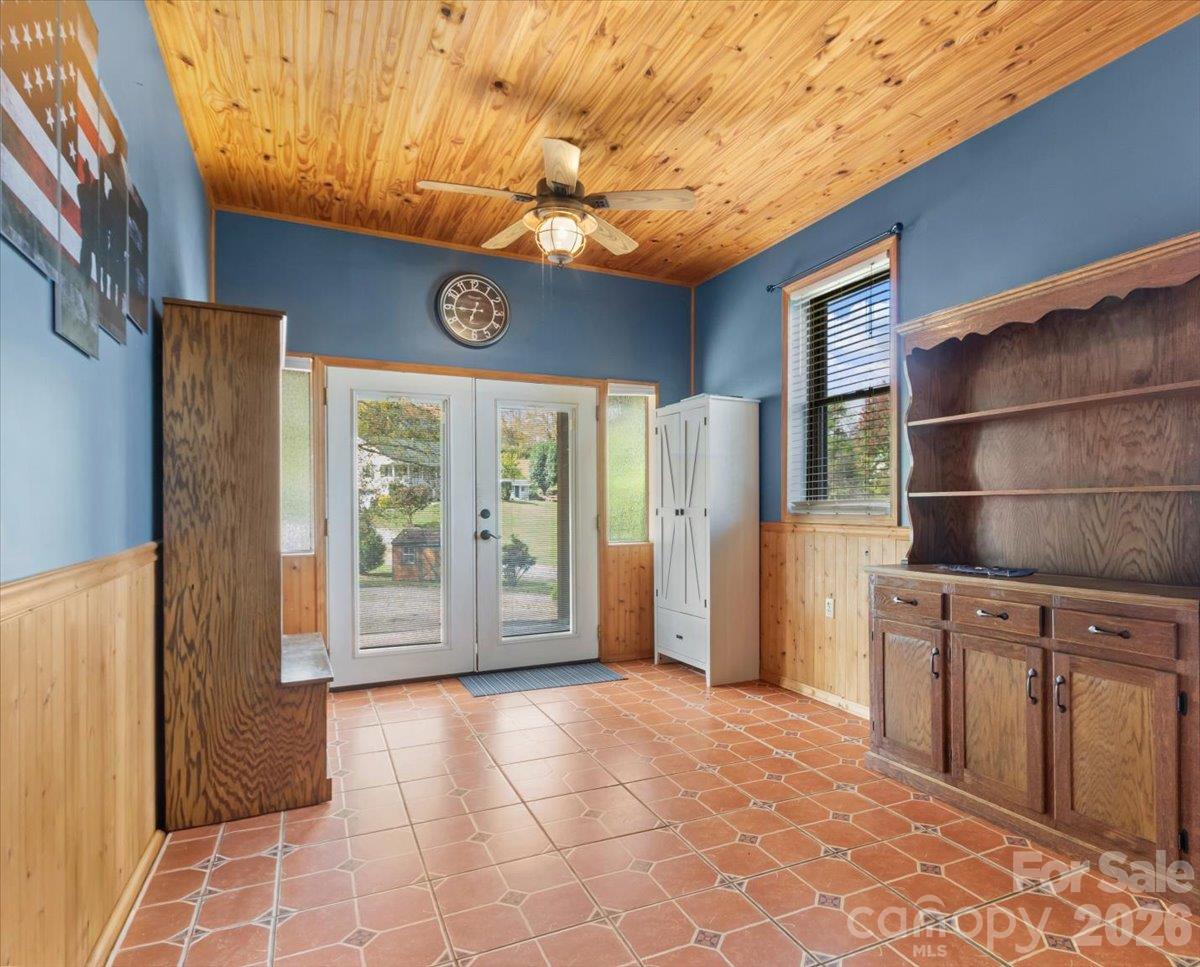 Front mudroom entrance - 179 River Walk Drive, Burnsville