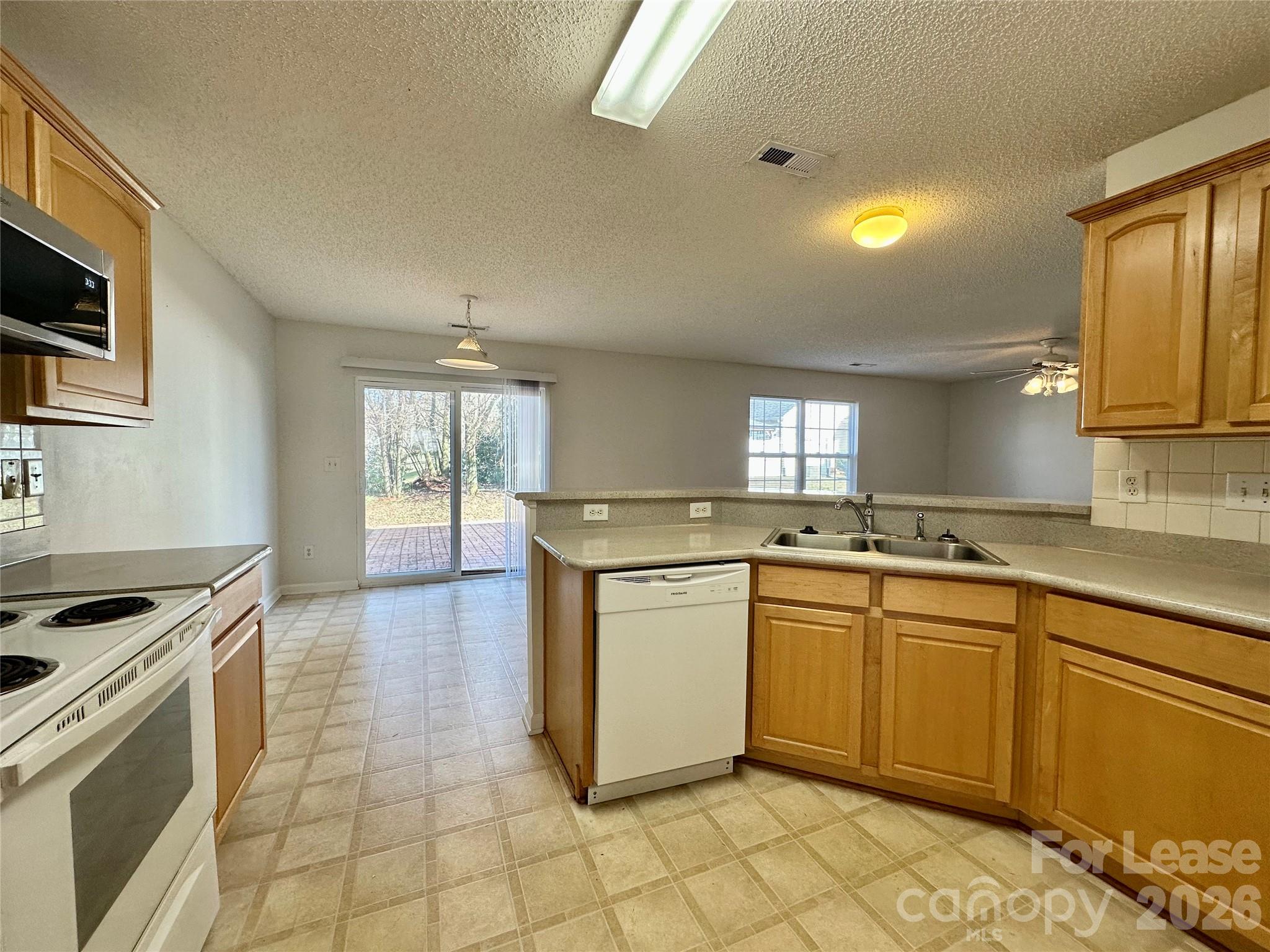 Single Family Residence at 5787 Dove Point Drive SW, Concord, photo 10 of 39