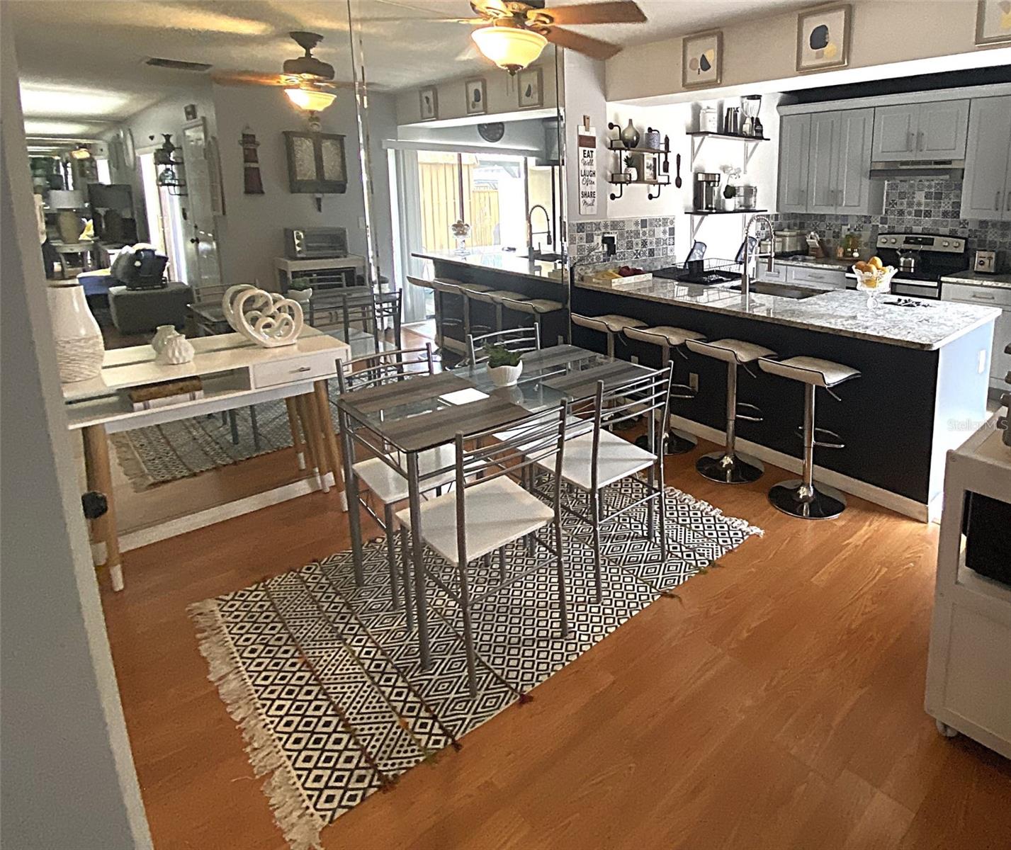 Kitchen and dining area - 2942 POPLAR AVE, LEESBURG