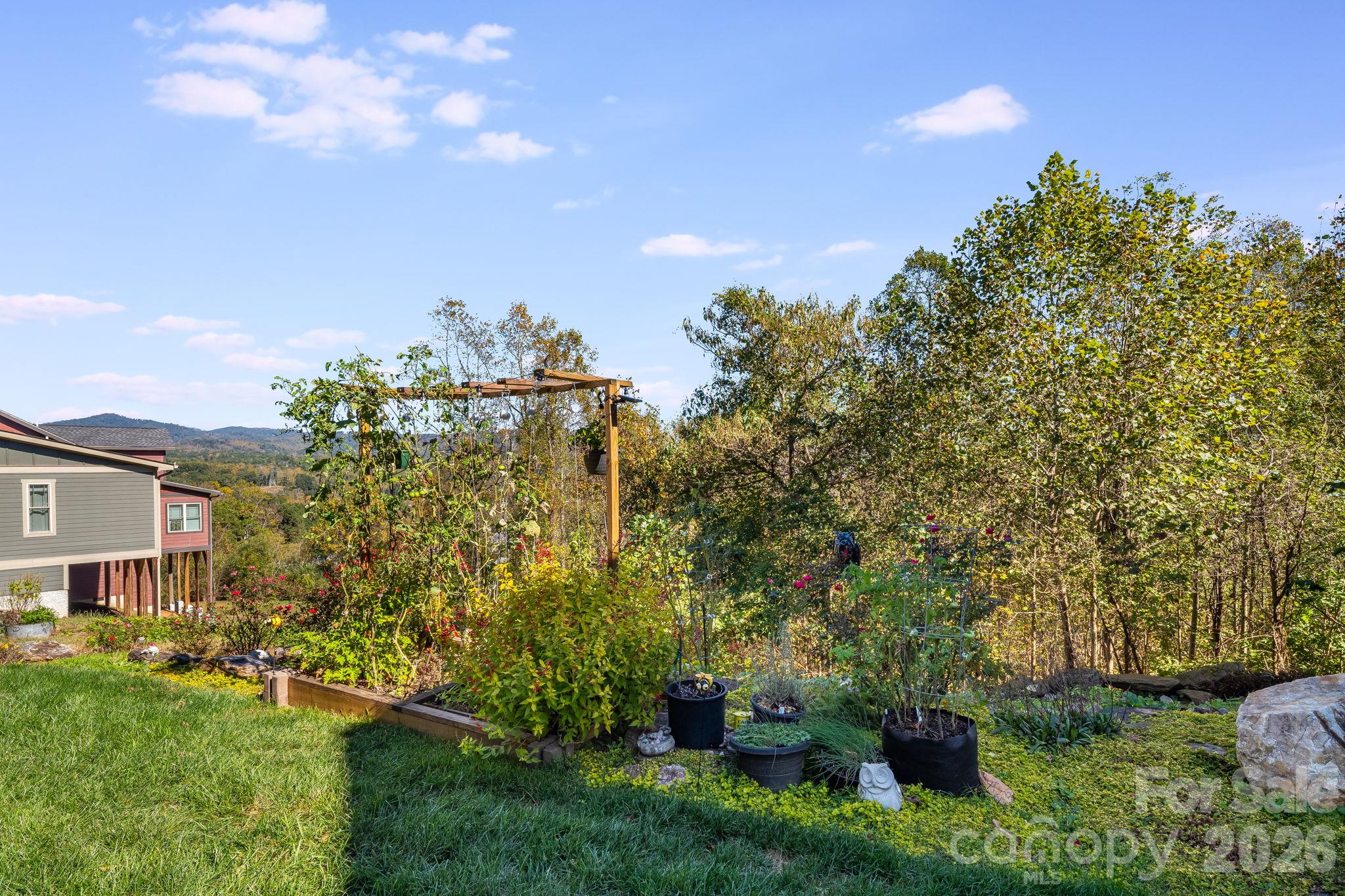 Gardeners dream! - 189 Waightstill Drive, Arden