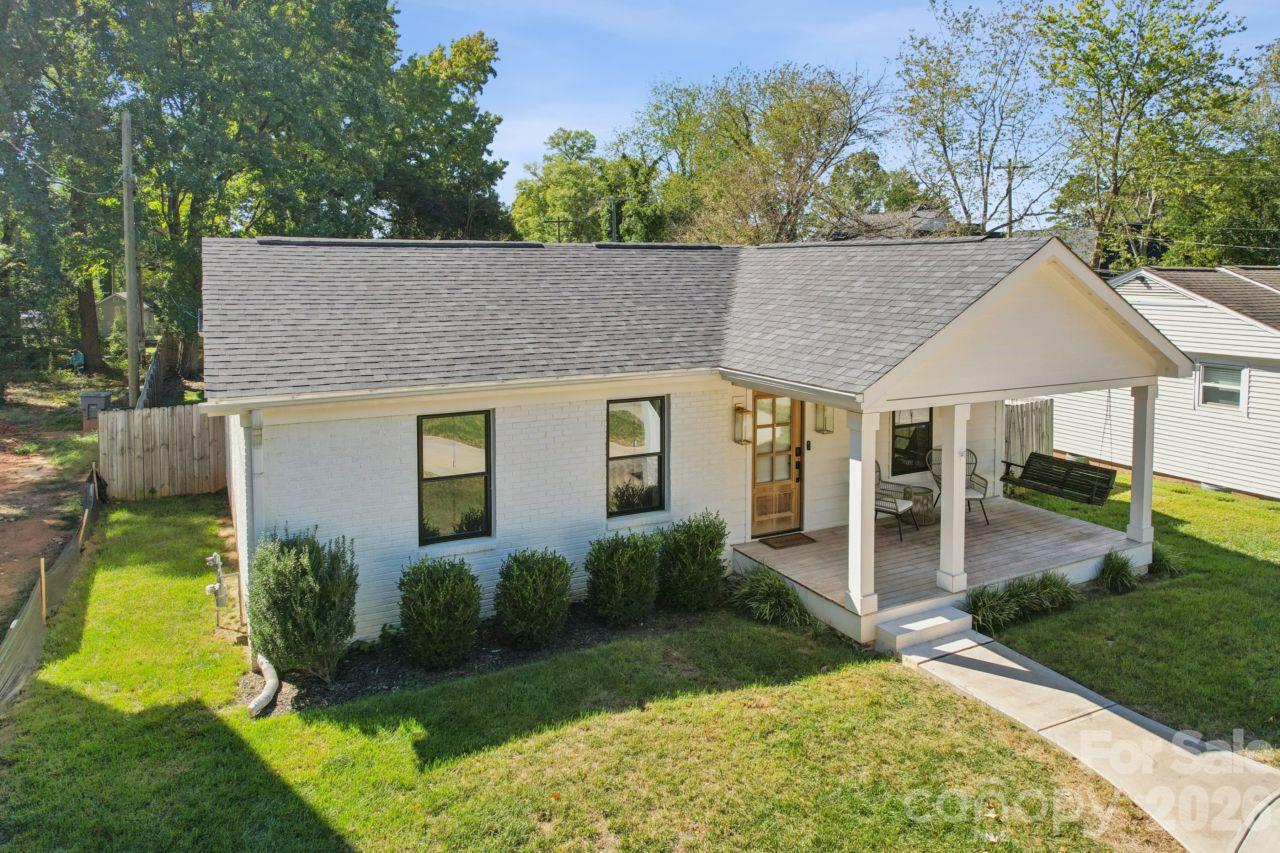Single Family Residence at 512 Manhasset Road, Charlotte, photo 4 of 36