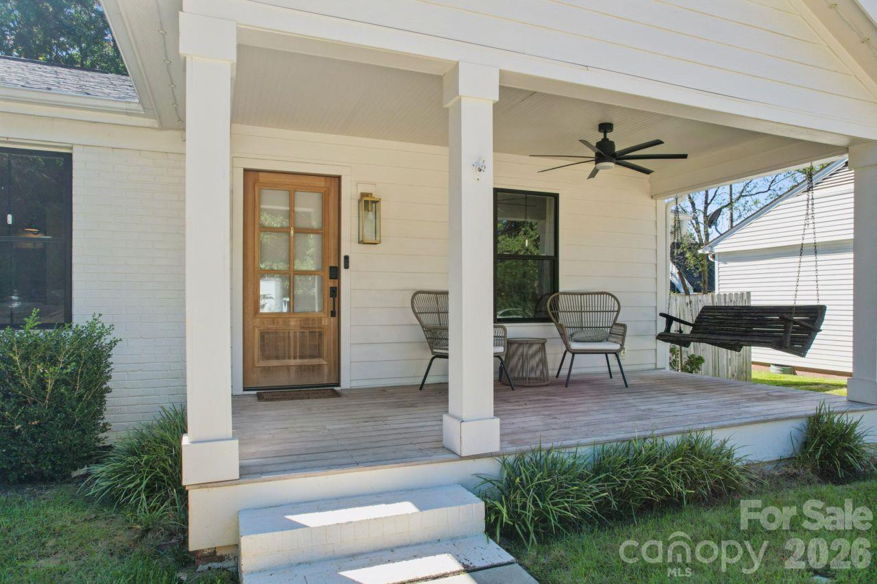 Single Family Residence at 512 Manhasset Road, Charlotte, photo 5 of 36