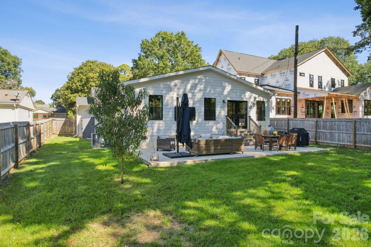 Single Family Residence at 512 Manhasset Road, Charlotte, photo 6 of 36
