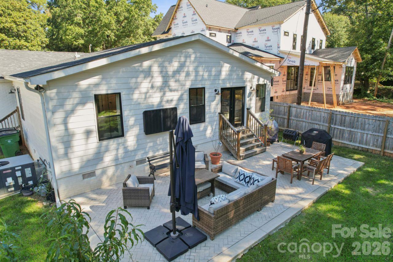 Single Family Residence at 512 Manhasset Road, Charlotte, photo 8 of 36