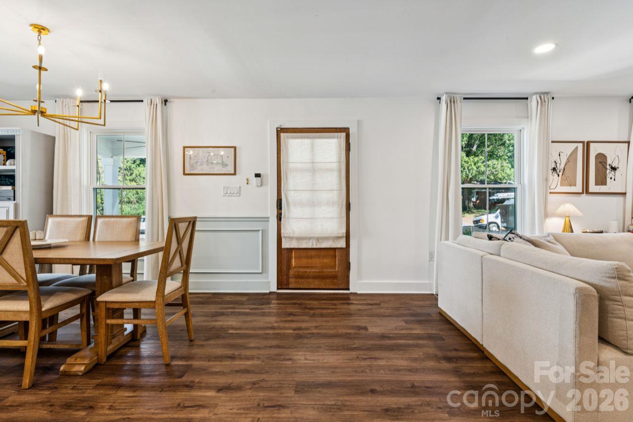Single Family Residence at 512 Manhasset Road, Charlotte, photo 9 of 36