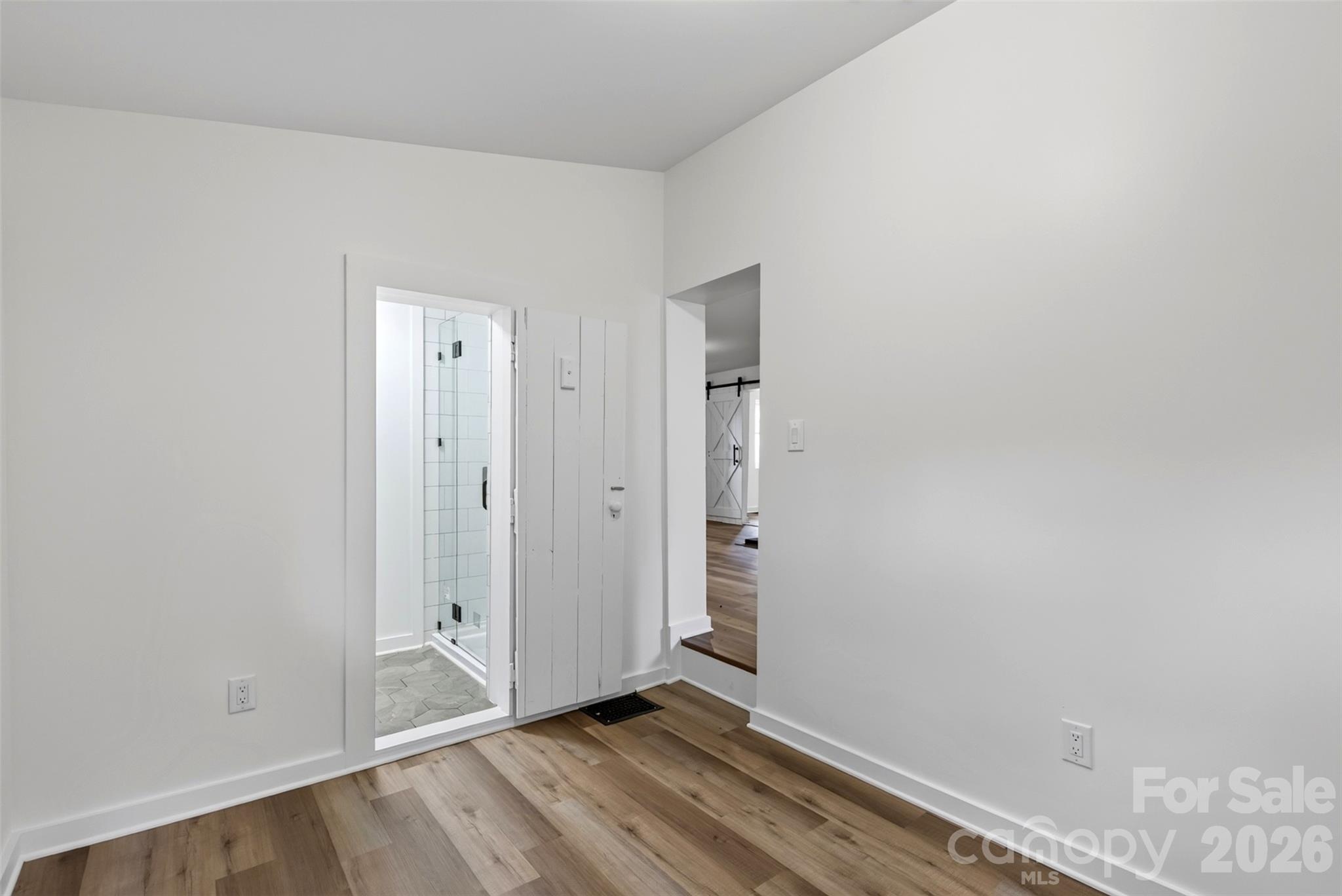 Main floor bedroom with en-suite bath. - 64 Pine Cone Drive, Asheville