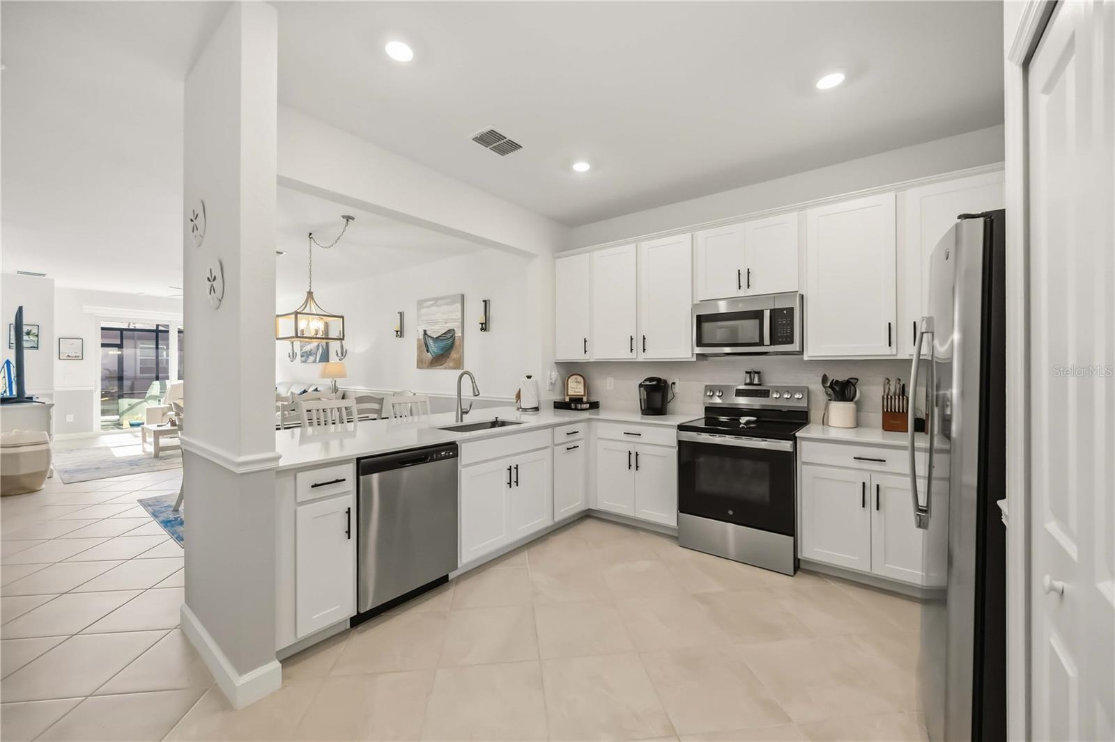 White shaker cabinetry - 8592 SEASALT LOOP, ENGLEWOOD