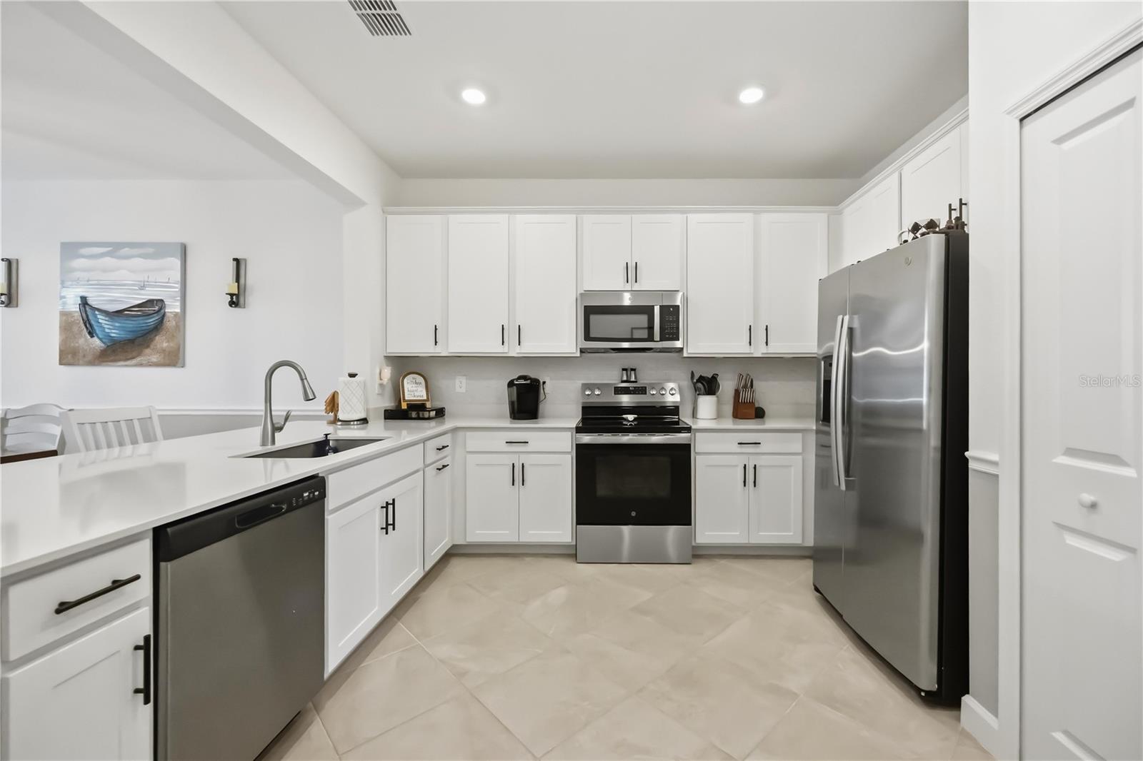 Stainless steel appliances - 8592 SEASALT LOOP, ENGLEWOOD