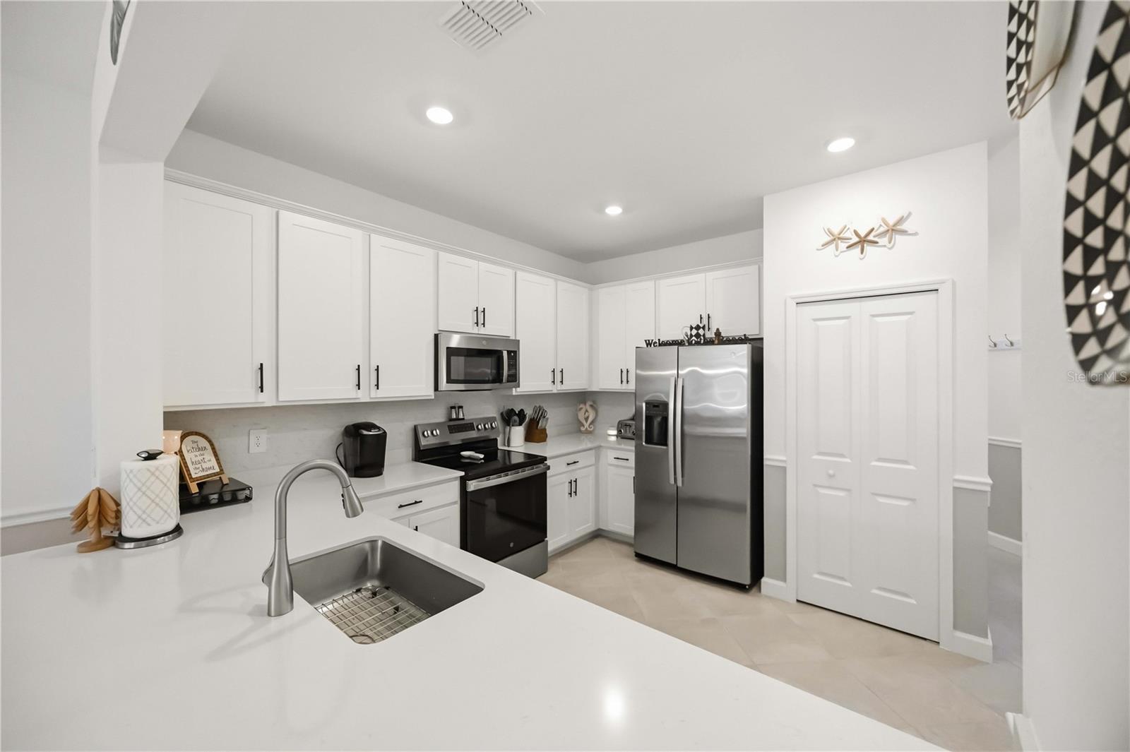 Quartz counters - 8592 SEASALT LOOP, ENGLEWOOD