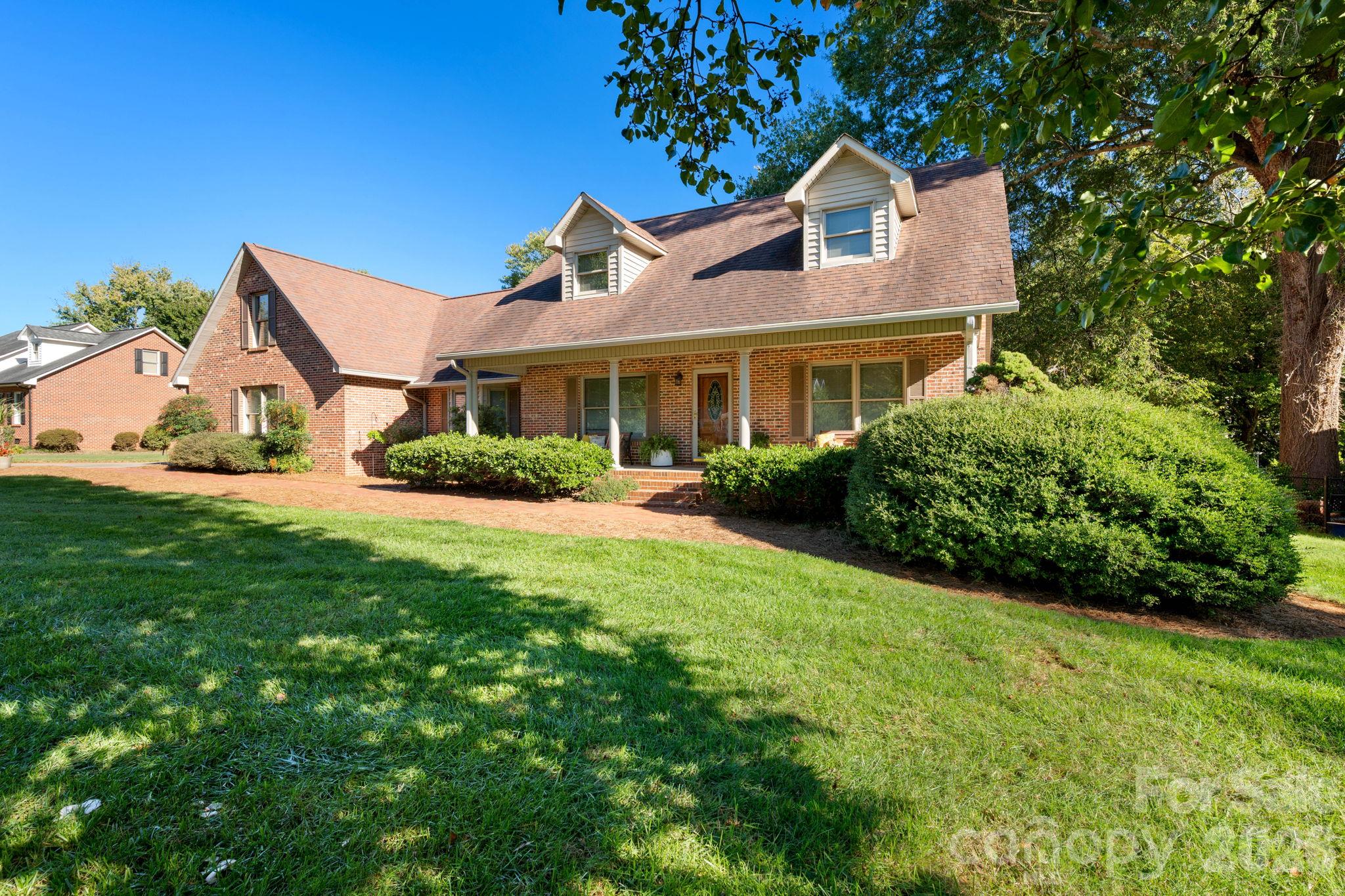 Single Family Residence at 990 Royal Drive, Lincolnton, photo 4 of 45