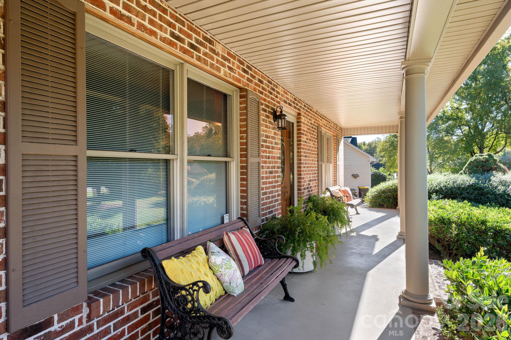 Single Family Residence at 990 Royal Drive, Lincolnton, photo 5 of 45