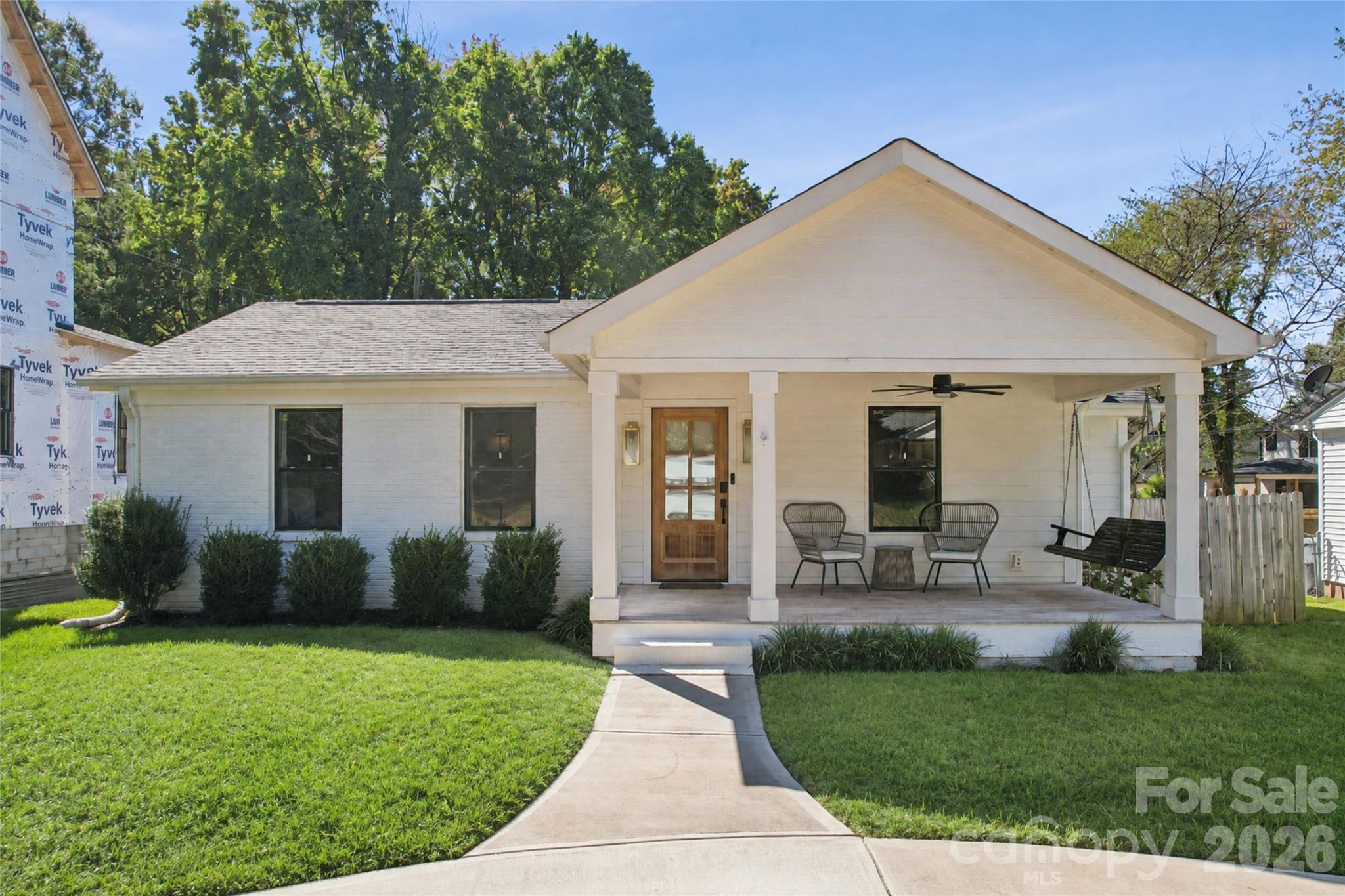 Single Family Residence at 512 Manhasset Road, Charlotte, photo 2 of 36