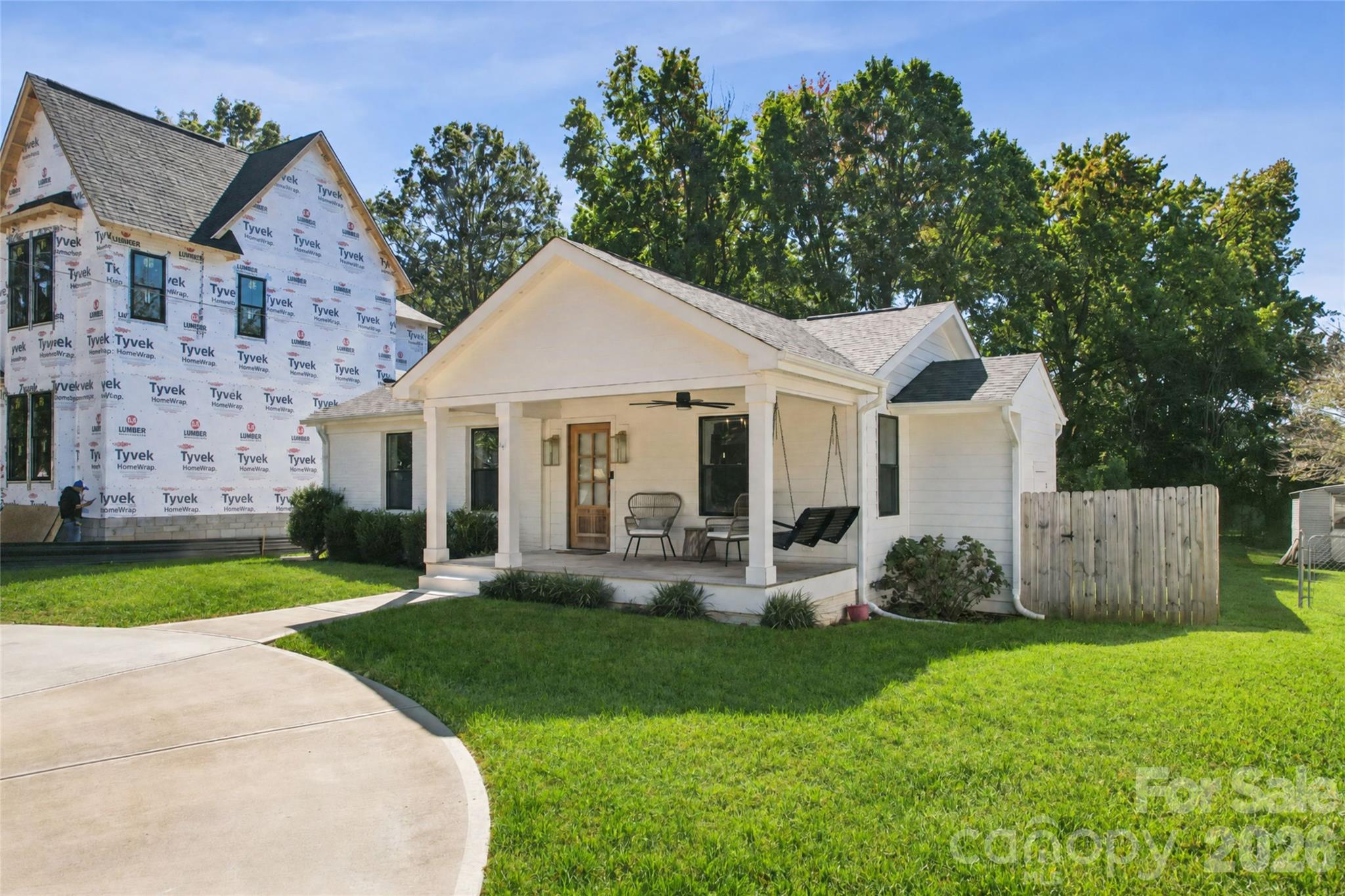 Single Family Residence at 512 Manhasset Road, Charlotte, photo 3 of 36