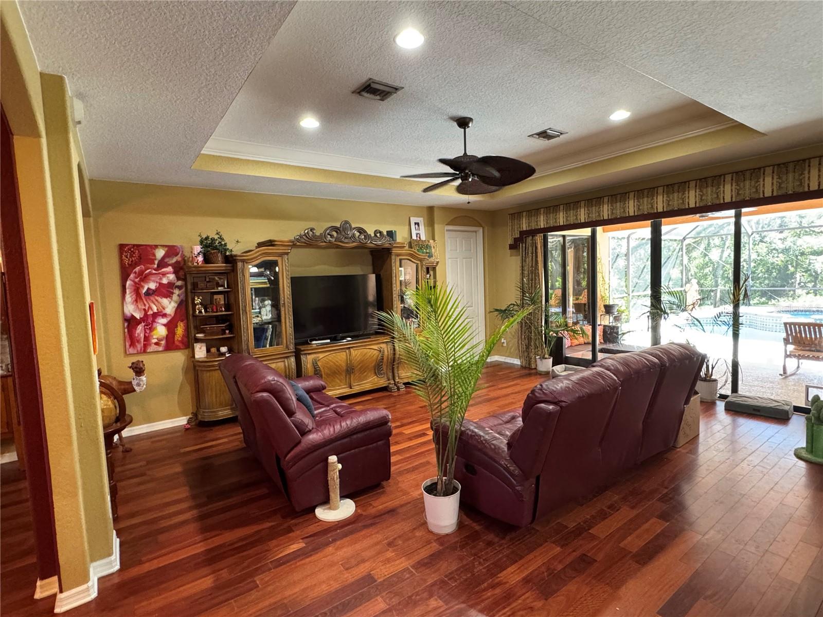 LIVING AREA OPENS TO THE POOL - 1303 OAKFORD RD, SARASOTA